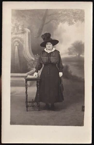 Femme au Chapeau à plumes noir Carte Photo originale au début des années 1900 - Imagen 1 de 2