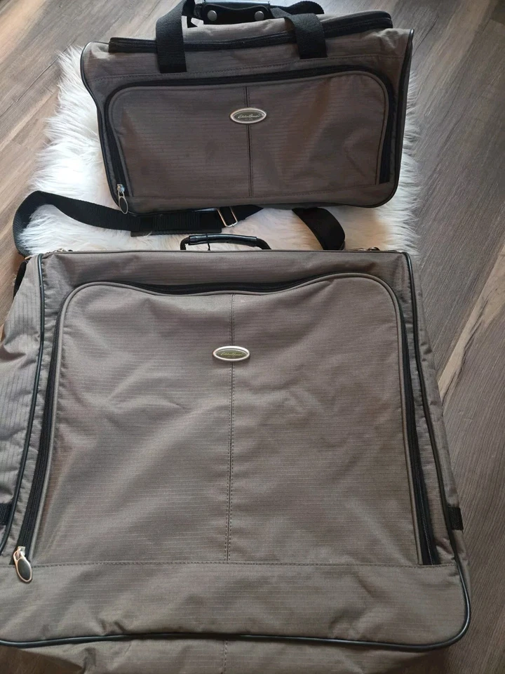 Bolsa de ropa de lona de nailon verde bosque Eddie Bauer y equipaje de mano Foto 1 de 4