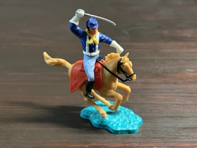 Timpo US 7th Cavalry Trooper Mounted - "White Gloves" - Wild West - 1970s - image 1 of 4