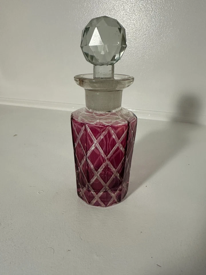 Botella de perfume de cristal corte vintage color frambuesa facetada Foto 1 de 1