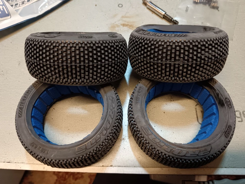 Blockade M3 Soft Tyre and insert tyre set for 1/8 buggy new - Image 1 of 1