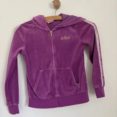 Chaqueta deportiva Juicy Couture para niña de terciopelo púrpura con cremallera completa con capucha talla 7 Foto 1 de 4