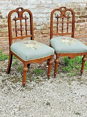 Sillas de salón victorianas de nogal de la guerra civil hermoso motivo floral con punta de aguja Foto 1 de 4