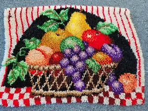Tappeto gancio chiusura frutta nel cesto 23" x 31" vintage anni 70 appeso a parete fatto a mano mela - Foto 1 di 8
