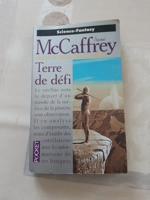 Roman - Anne McCaffrey - Terre de défi - Presses Pocket - Photo 1/3