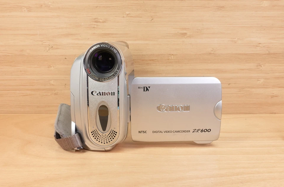 Canon ZR600 MiniDV Camcorder / 25x Optical Zoom / Made in Japan - Image 1 of 4