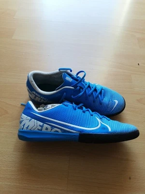 NIKE mercurial Vapor Hallenschuhe, Gr. 38,5, UK 6Y, hellblau, blau Fußball (2) - Bild 1 von 4