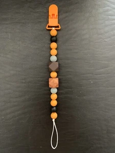 Charlie Brown Pacifier Clip - Picture 1 of 1