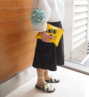 Kenzo Amarillo Negro Blanco Oui y No Pop Art Cuero de becerro Logo Sobre Bolso sin asas Cremallera Foto 1 de 4