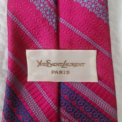Gravata listrada larga masculina vintage anos 60 Yves St-Laurent Paris magenta rosa e azul - Imagem 1 de 4