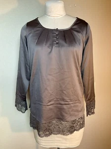 *NEU* Issac Mizrahi Live! Bluse Spitze Boho Satin taupe bedeckt Knopf Pullover 4 - Bild 1 von 5