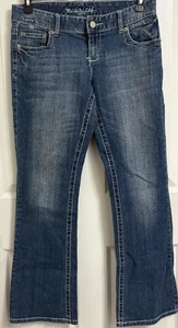 Pantalones de mezclilla MAURICES para mujer 9/10 tiro bajo corte bota bordado lavado oscuro - Imagen 1 de 3