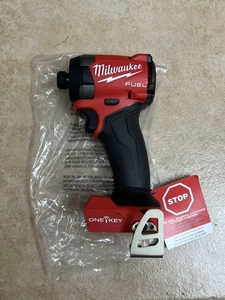 NUEVO MILWAUKEE 2957-20 M18 COMBUSTIBLE 1/4 pulgada atornillador de impacto hexagonal con UNA LLAVE (solo herramienta) - Imagen 1 de 1