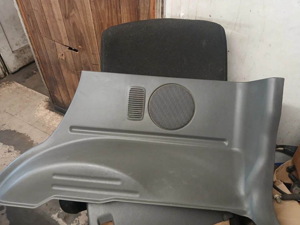 02 Geo Tracker 4 puertas cuarto interior cuarto panel moldura panel derecho usado gris Foto 1 de 4