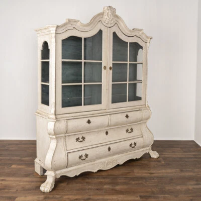 Antigua vitrina rococó pintada de blanco Foto 1 de 4