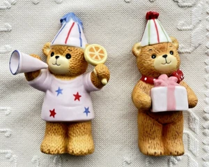 Enesco - Lucy Riggs - 1985 Bär Figur - Happy New Year 1980 Geburtstag Mädchen Bär - Bild 1 von 9
