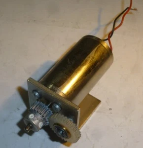 1 Stück  Elektro Motor 12/24 Volt mit Zahnrad AEG Typ G 050 für Modelbau  /LF R2 - Picture 1 of 3