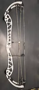PSE Dominator Duo X 60lb 27.5"-33" Draw Length Right-H Bow in White - Picture 1 of 10