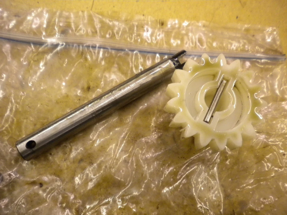 1978 Suzuki DS 125 engine oil pump plastic drive gear shaft - Image 1 of 1