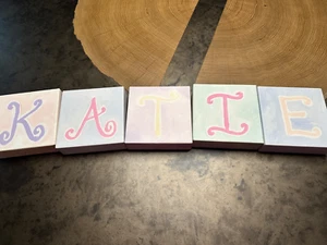 Pottery Barn Kinder LEINWAND NAME WANDKUNST PASTELL BUCHSTABENBLÖCKE 5er Set KATIE 5x5 - Bild 1 von 7