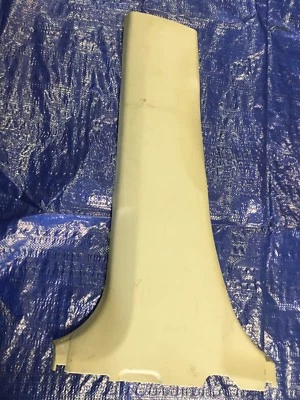 TOYOTA PRIUS V 2012-2015 MOLDURA INFERIOR IZQUIERDA PILAR B ACABADO CUBIERTA PANEL BLANCO TOSTADO Foto 1 de 3