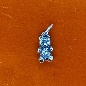 Nicht mehr produziert James Avery Sterlingsilber PETITE TEDDYBÄR Charm/Anhänger - Bild 1 von 3