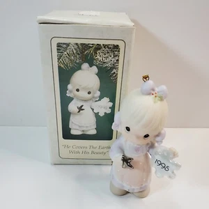 De colección Precious Moments Él Cubre La Tierra Con Su Belleza 1995 Adorno de Navidad - Imagen 1 de 8