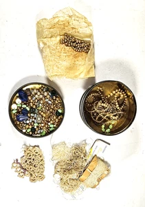 Vintage Pfau Dose mit Perlen (?), Perlen usw., Perlenkordel, selbstgemachte Spitze - Bild 1 von 6