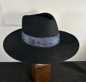 Farblose schwarze Wollmütze mit breiter Krempe und blauem besticktem Band Größe M 57 cm - Bild 1 von 18