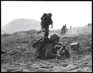 1945 WWII Iwo Jima US Marines Type 1 Original Photo *D-Day Plus 1 Mt. Suribachi* - Picture 1 of 2