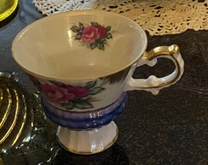 Zierliche handbemalte Teetasse mit 22 Karat Gold & opalisierendem Lack - Bild 1 von 7