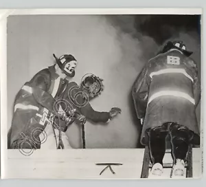 Foto de prensa EPIC Fire Rescue Citizen Salved Fire Escalder BOSTON Mass VINTAGE 1959 - Imagen 1 de 2
