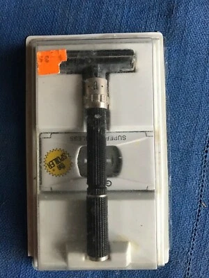 Maquinilla de afeitar delgada Gillette Black Beauty de colección con paquete de cuchillas The Spoiler Foto 1 de 3