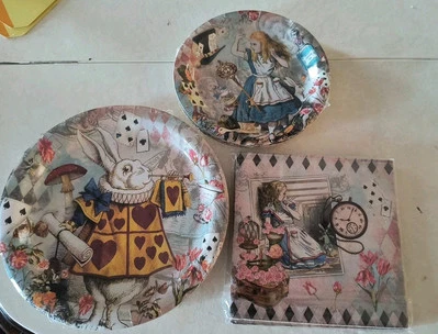 Platos de papel de Alicia en el País de las Maravillas servilletas sombreros locos fiesta del té  Foto 1 de 4
