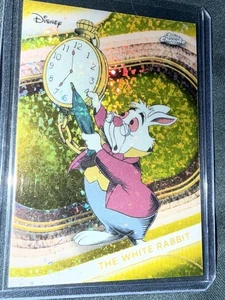 The White Rabbit 2025 Topps Cromo Disney Amarillo Mini Diamante Refractor #180 Arte - Imagen 1 de 2
