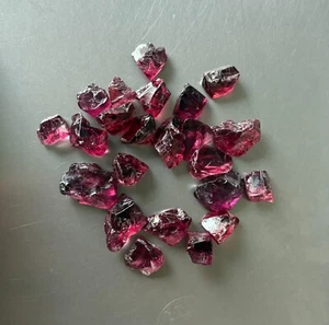 Lotto 110 cts naturale rossostro colore viola rodolite granato grezzo - Foto 1 di 6