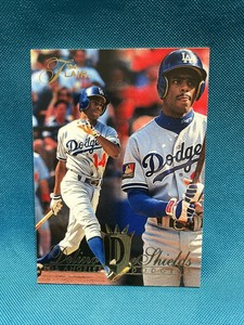 1994 flair baseball card #395 Delino Deshields
