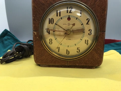 VTG. 1940's  "Red Eye" General Electric Alarm Clock Wood Case Model 7H140 #23-43 Cover