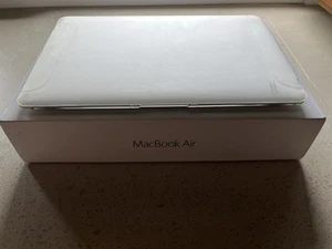APPLE MACBOOK AIR 11 1,6 GHZ I5 INTEL MACOS 12.7 MONTEREY HÜLLE GRATIS AAA+ - Bild 1 von 1