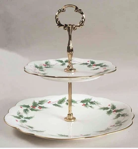 Bandeja para servir de 2 niveles, porcelana de hueso “Ribbon Holly” de MIKASA. 10,5 Wx9,5 H. - Imagen 1 de 4