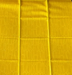Tessuto giallo brillante tono su tono di QT Fabrics fuori produzione 1 quarto grasso - Foto 1 di 2