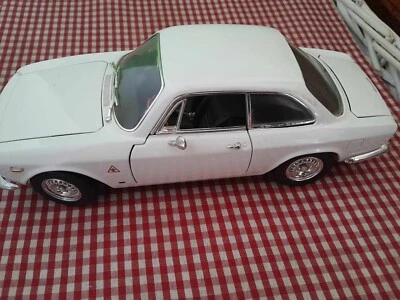 Road Signature 1/18 Scale Diecast 92348 1965 ALFA ROMEO Giulia Sprint - Immagine 1 di 4