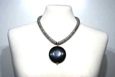 COLLANA CIONDOLO NERO GROSSO SU CORDA FLESSIBILE TONO ARGENTO CATENA SERPENTE (N1) - Immagine 1 di 4