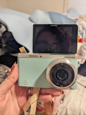 Kit fotocamera Samsung NX Mini 20 MP con obiettivo 9 mm - schermo apribile - compatto - 95% nuovo - Immagine 1 di 2