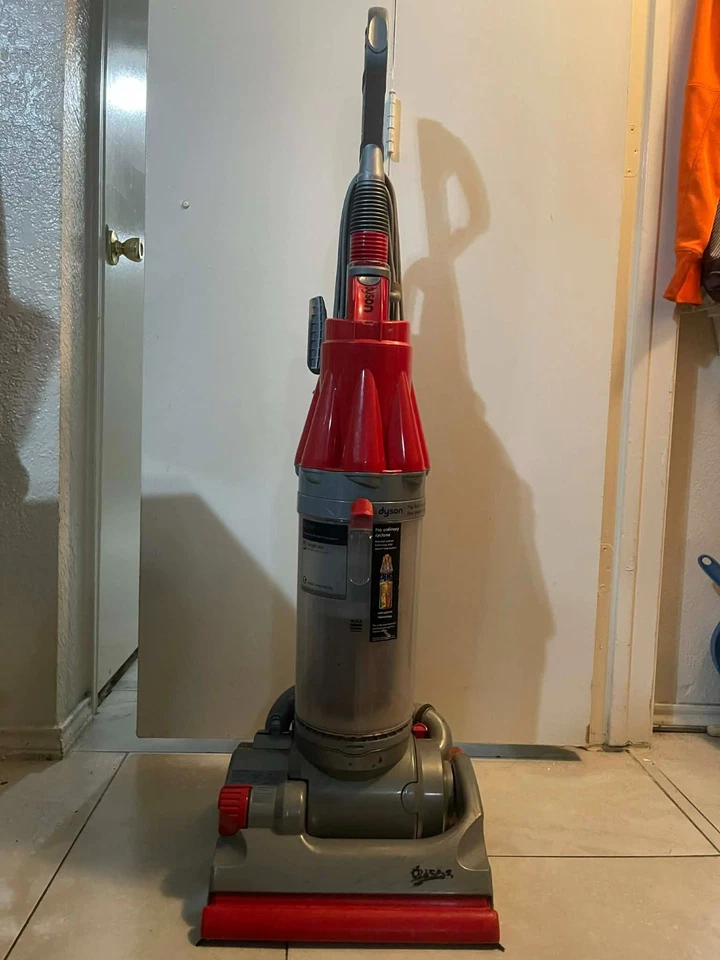 Aspiradora vertical Dyson DC07 “Target Red” - Potente succión - Usada - Excelente funcionamiento Foto 1 de 4