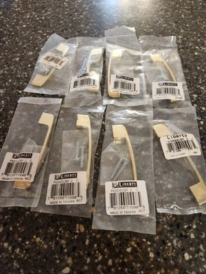 Lote de 8 tiradores de cajón vintage enchapados en latón, 2 3/4 entre orificios de tornillo Foto 1 de 3