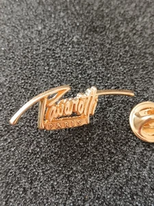 Pin's Pins Pin Enamel 59 Arthus Bertrand Métal Doré Chanteur  Opéra "Pavarotti"  - Picture 1 of 3