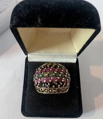 Anillo cúpula de plata esterlina con múltiples piedras preciosas, esmeralda, rubíes y ónix (R1112) Foto 1 de 4