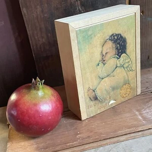Boîte à savon française vintage 6,5 pouces couvercle coulissant en bois 2 avec bébé ange dormant - Photo 1/8