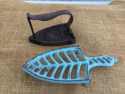 fer à repasser et son repose fer ancien en fonte avec armoiries - Photo 1/4